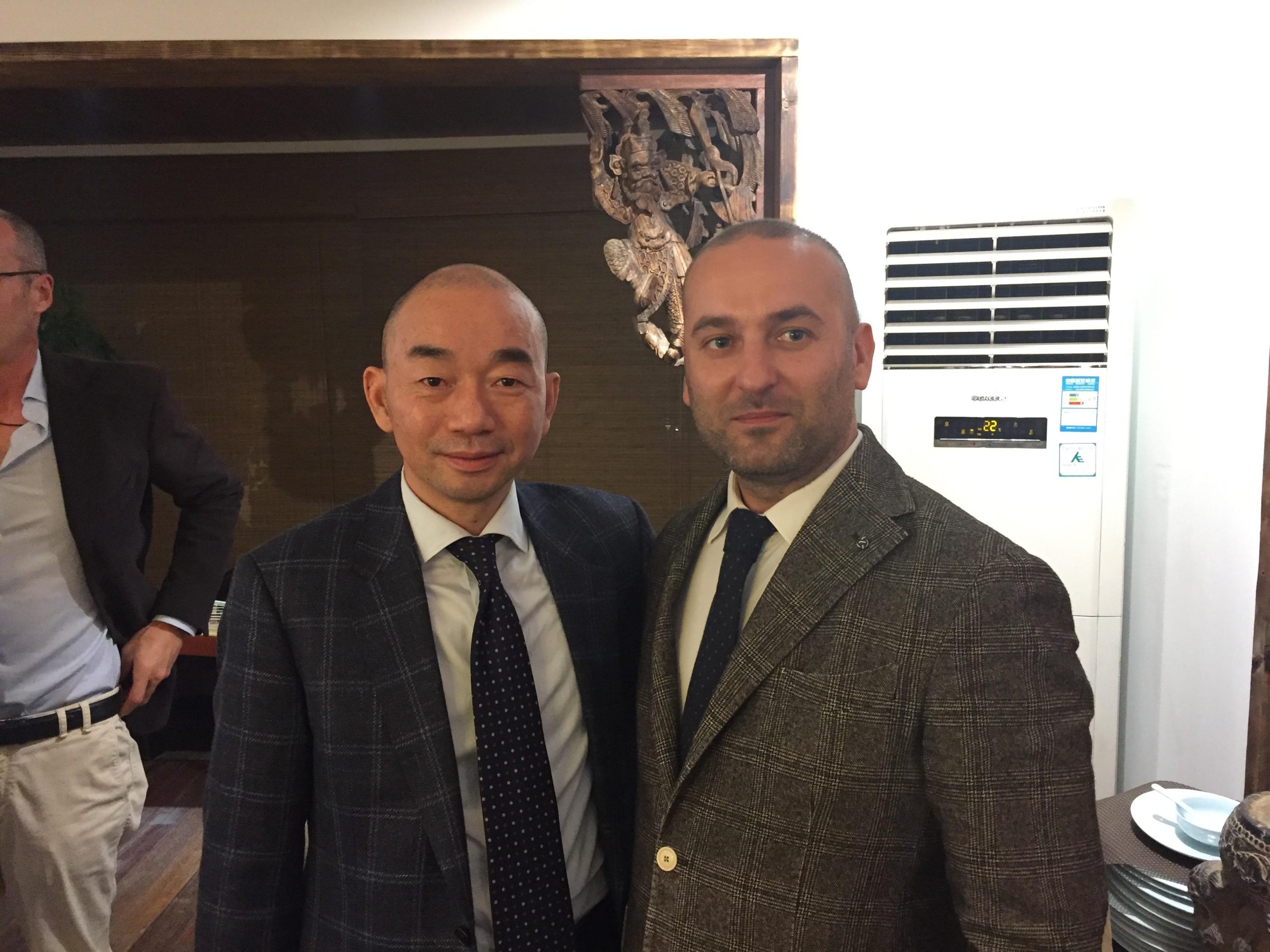 Roberto Raimondi con il presidente della Huayi Brothers